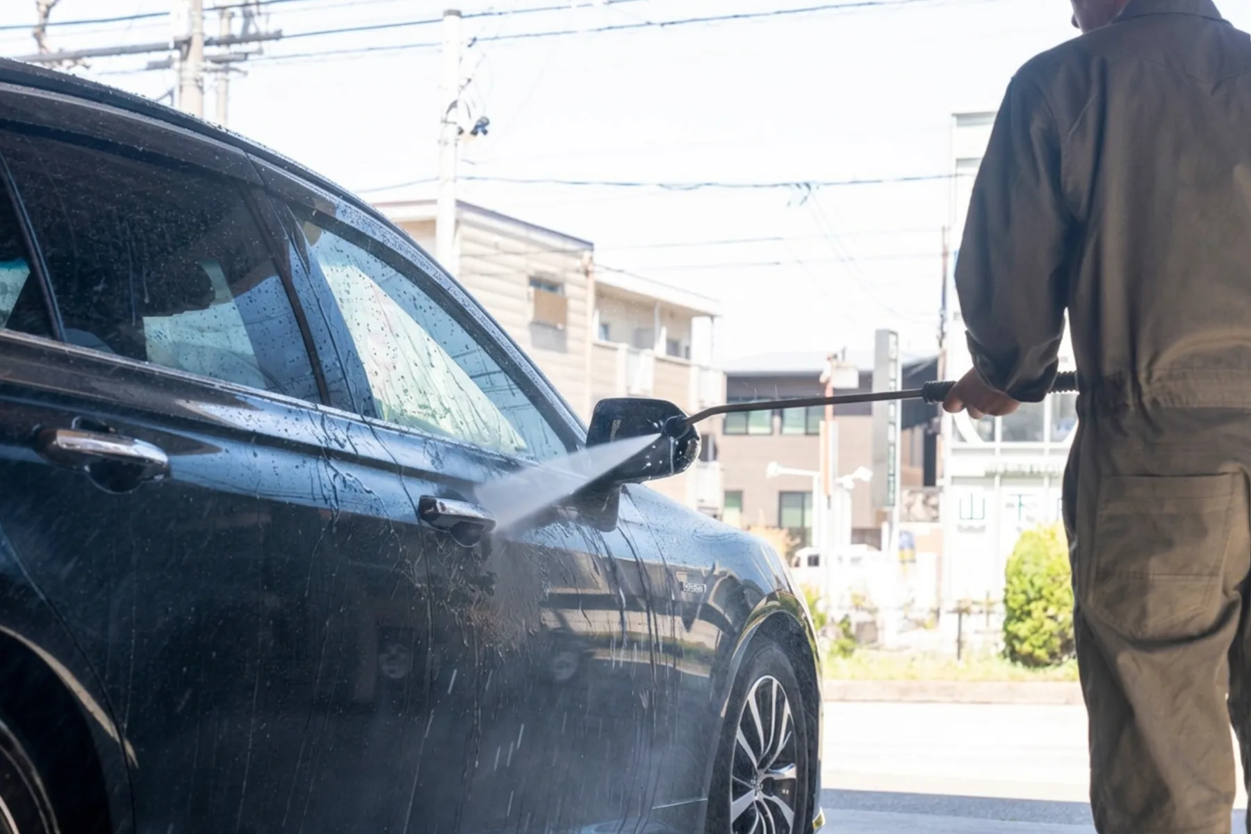 ていねいに洗車を行うイグナイトガレージのスタッフ